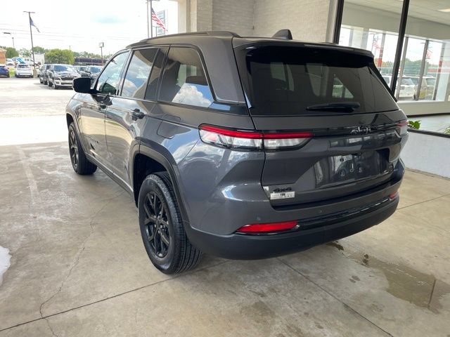 Used 2025 Jeep Grand Cherokee Altitude AWD/4WD image 5