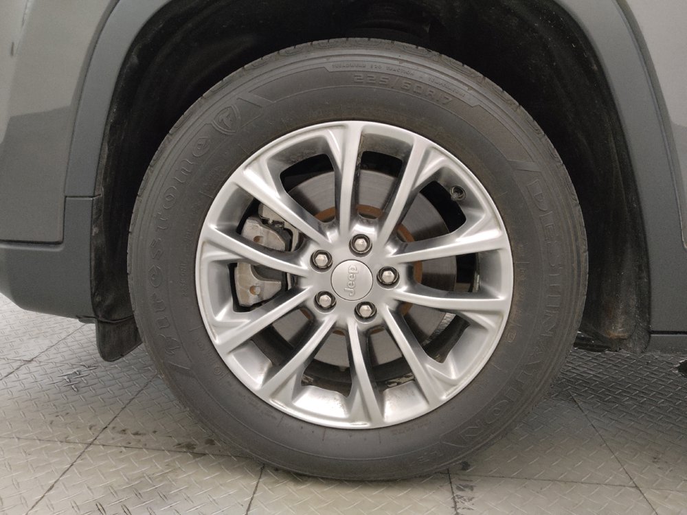 Used 2019 Jeep Cherokee Latitude Plus FWD image 31