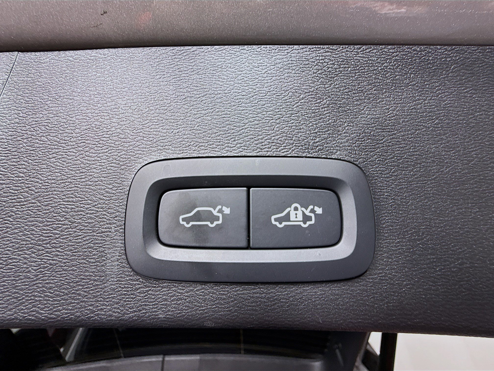 Used 2025 Volvo XC40 B5 Core image 41