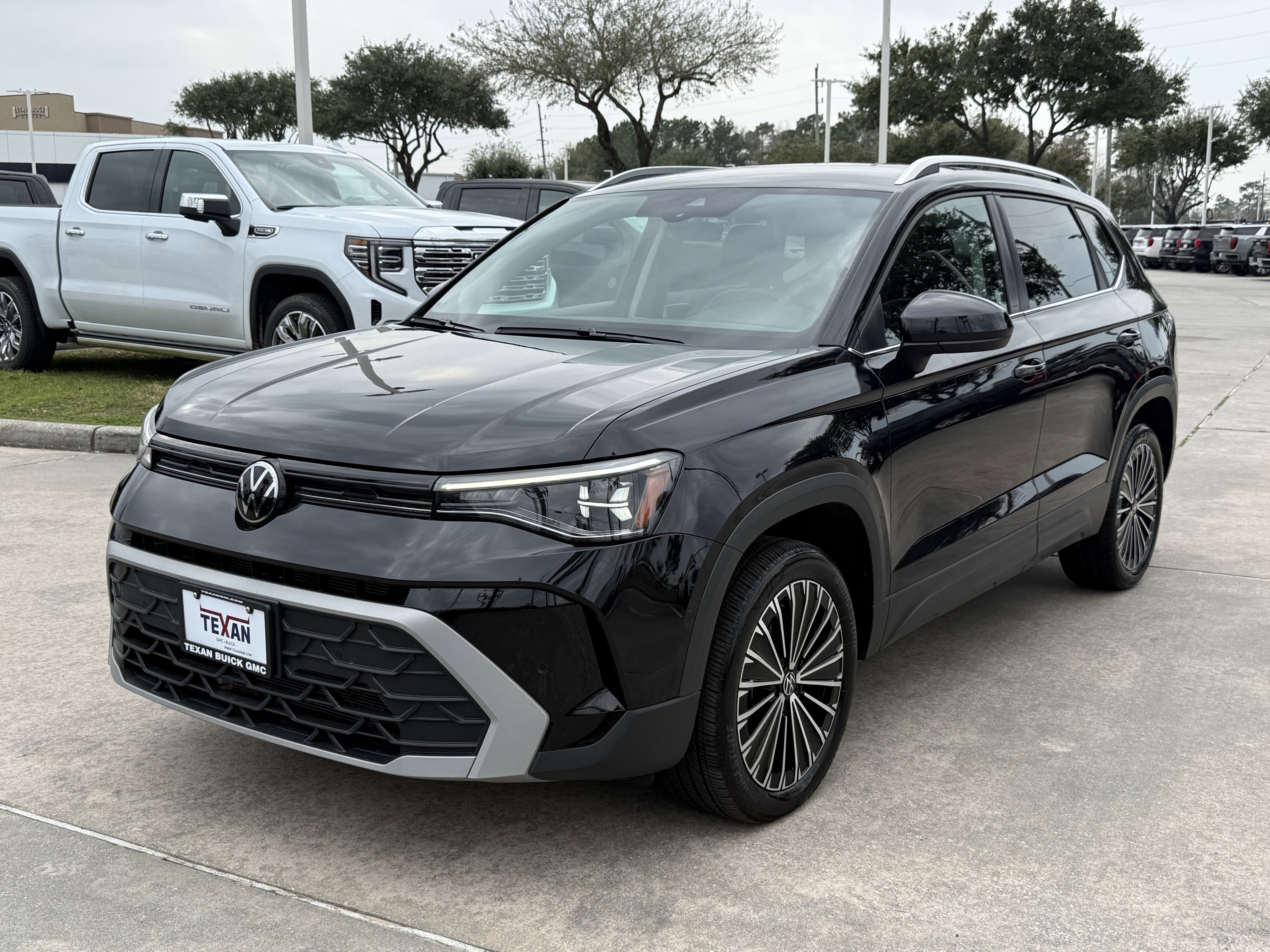 Used 2025 Volkswagen Taos SE image 9