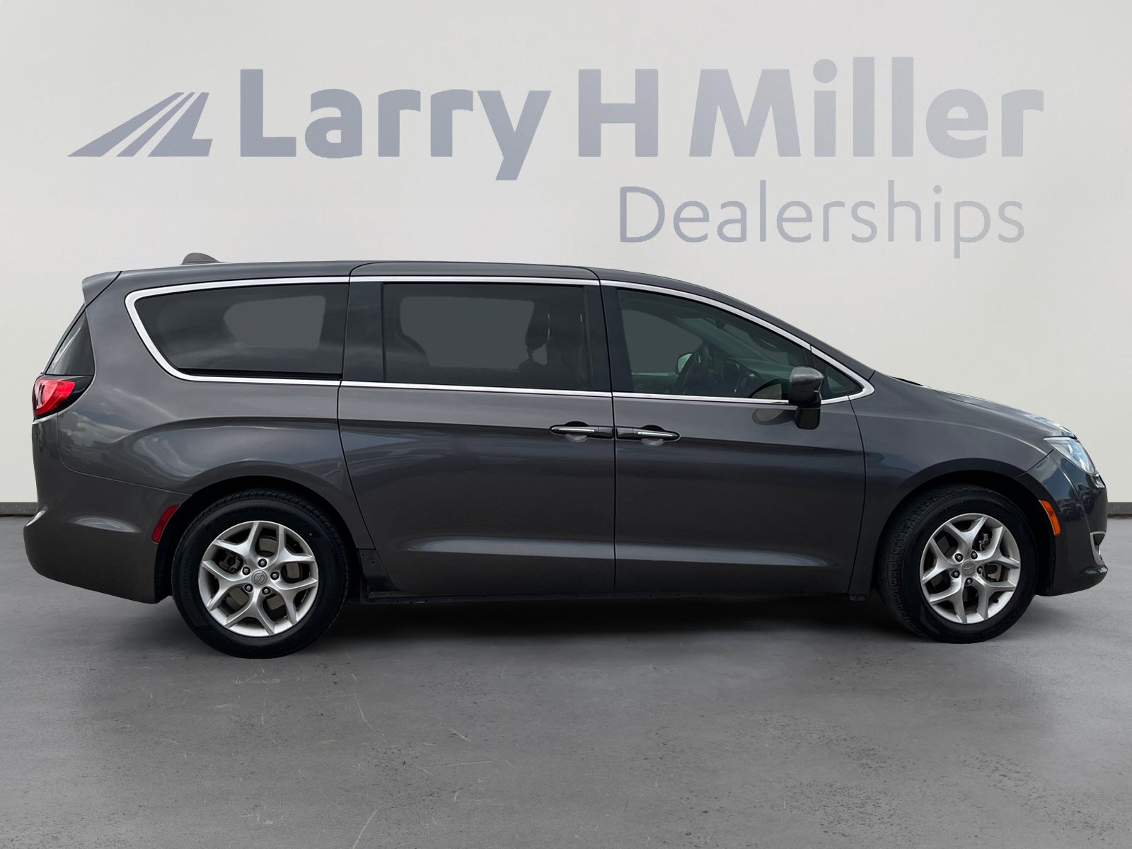 Used 2018 Chrysler Pacifica Touring Plus w/ Tire & Wheel Group FWD image 6