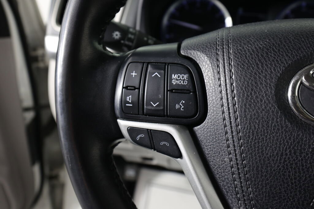 Used 2017 Toyota Highlander Limited image 35