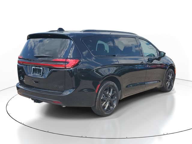 New 2027 Chrysler Pacifica Limited w/ Family Tech Group AWD/4WD image 4