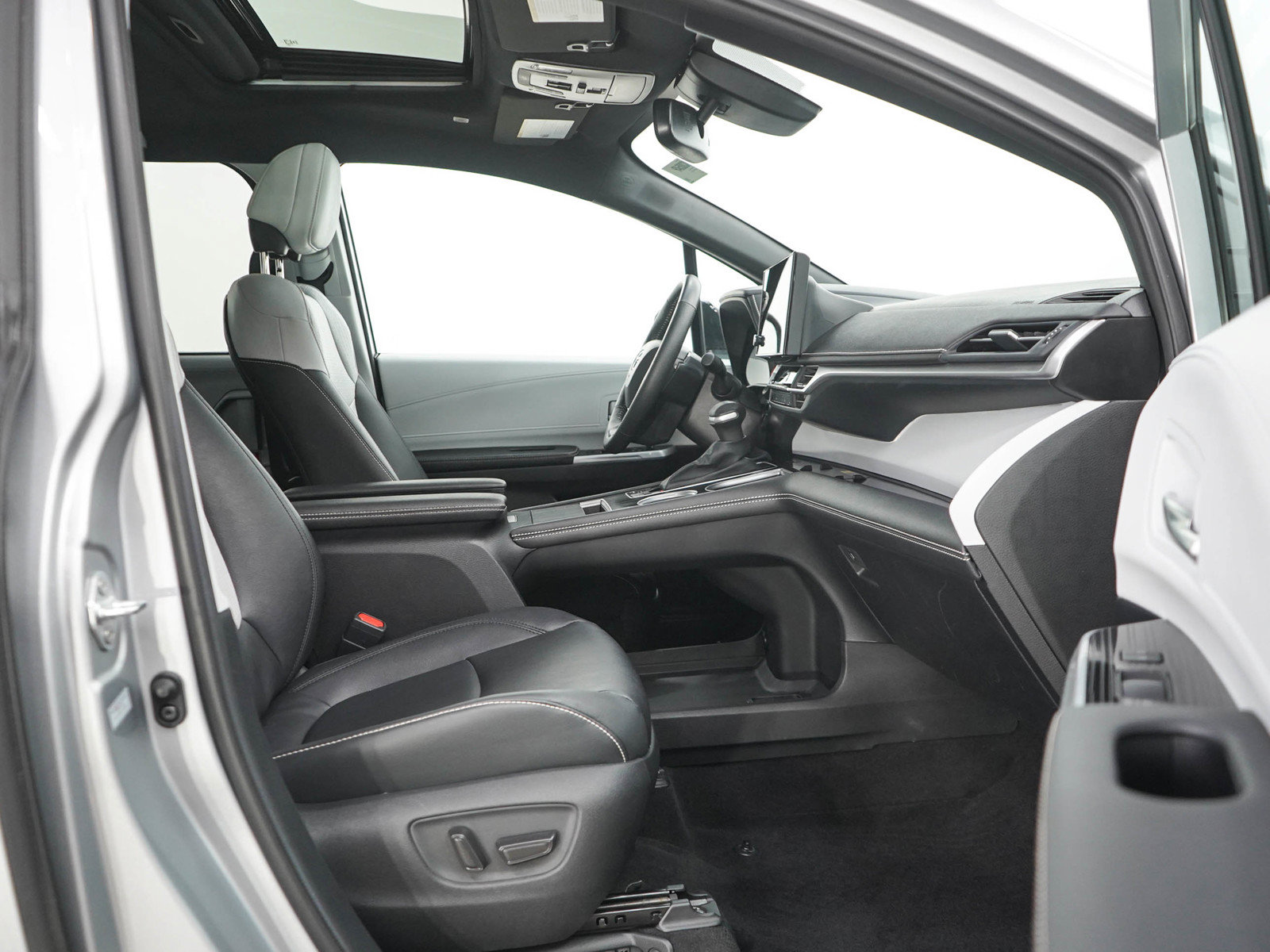 Used 2025 Toyota Sienna XSE AWD/4WD image 11