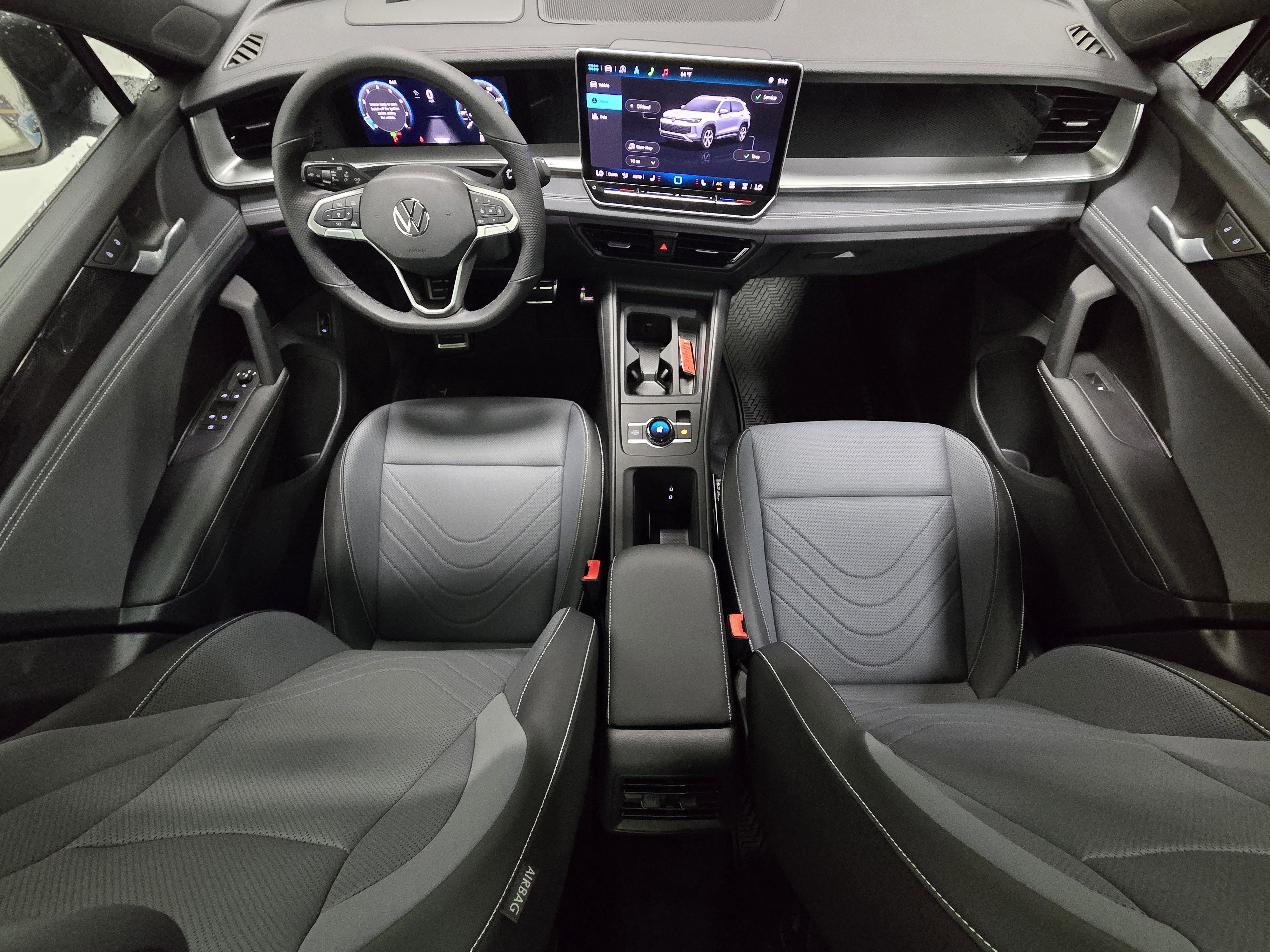 New 2025 Volkswagen Tiguan SE R-Line image 18