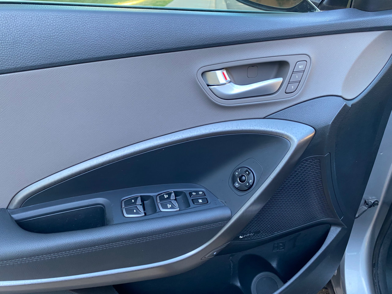 Used 2017 Hyundai Santa Fe SE Ultimate 3.3L Auto w/ SE Ultimate Tech Package 03 image 21