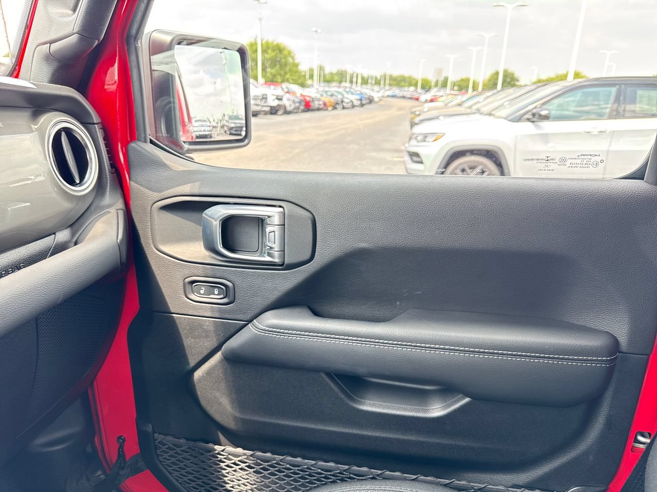 Used 2022 Jeep Wrangler Unlimited Sahara AWD/4WD image 23