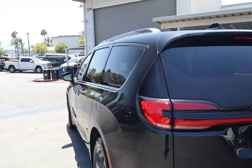 Used 2024 Chrysler Pacifica Premium FWD image 16