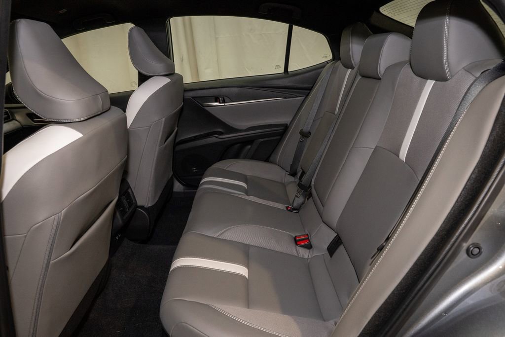 Used 2025 Toyota Camry SE image 8