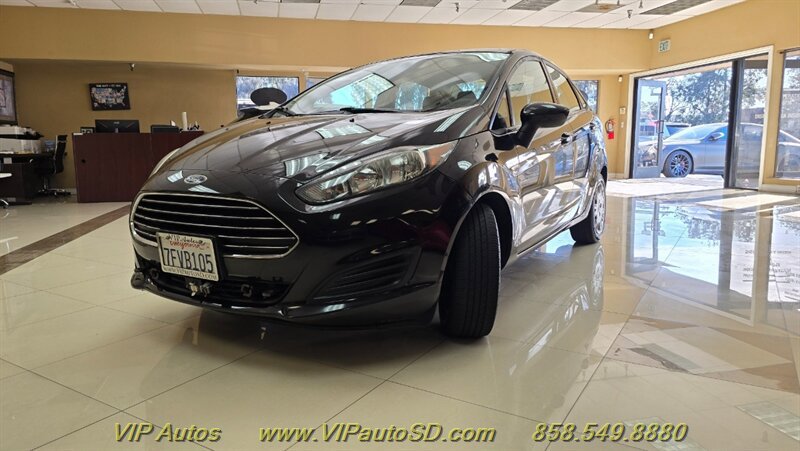 Used 2018 Ford Focus SE FWD image 2