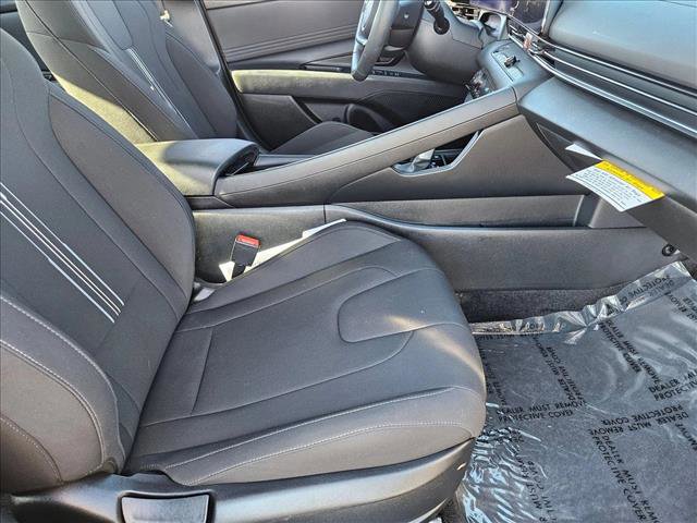 Used 2025 Hyundai Elantra SEL image 19