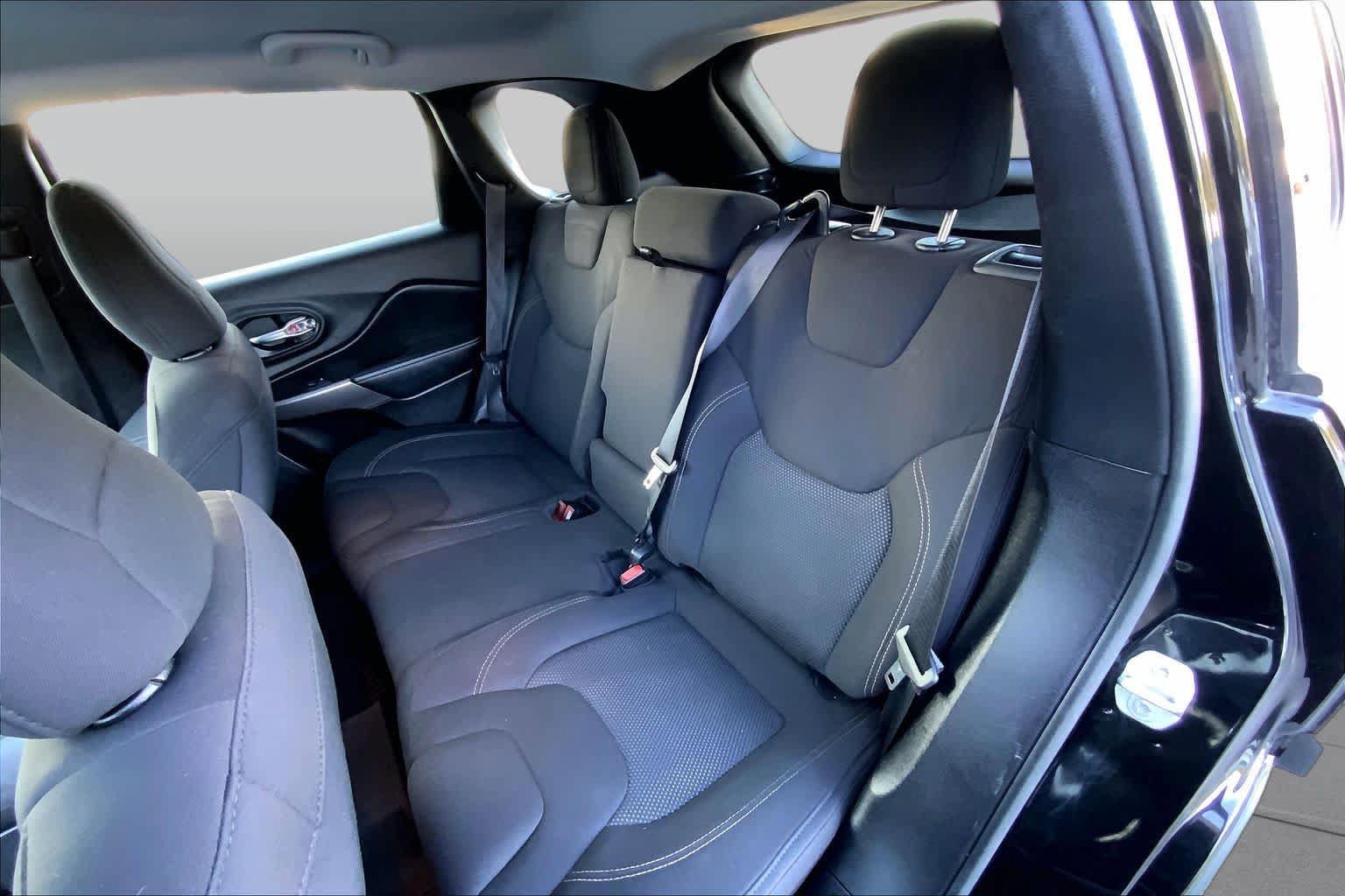 Used 2021 Jeep Cherokee Latitude FWD image 18
