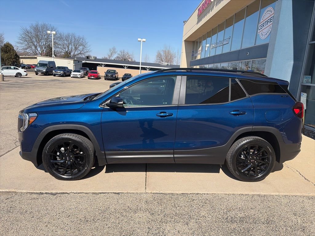 Used 2023 GMC Terrain SLE w/ Elevation Edition image 5