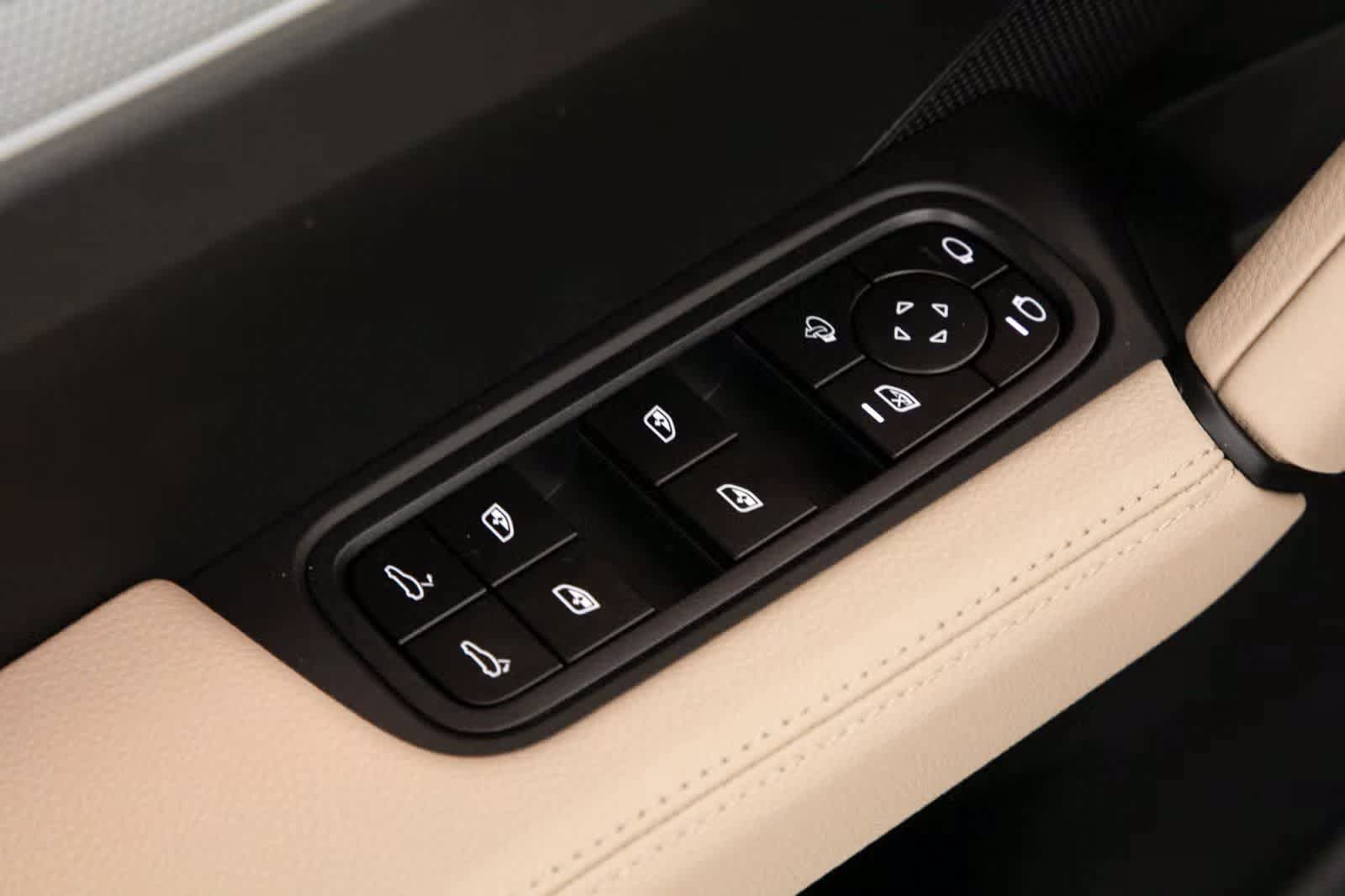Certified 2025 Porsche Cayenne AWD/4WD image 18