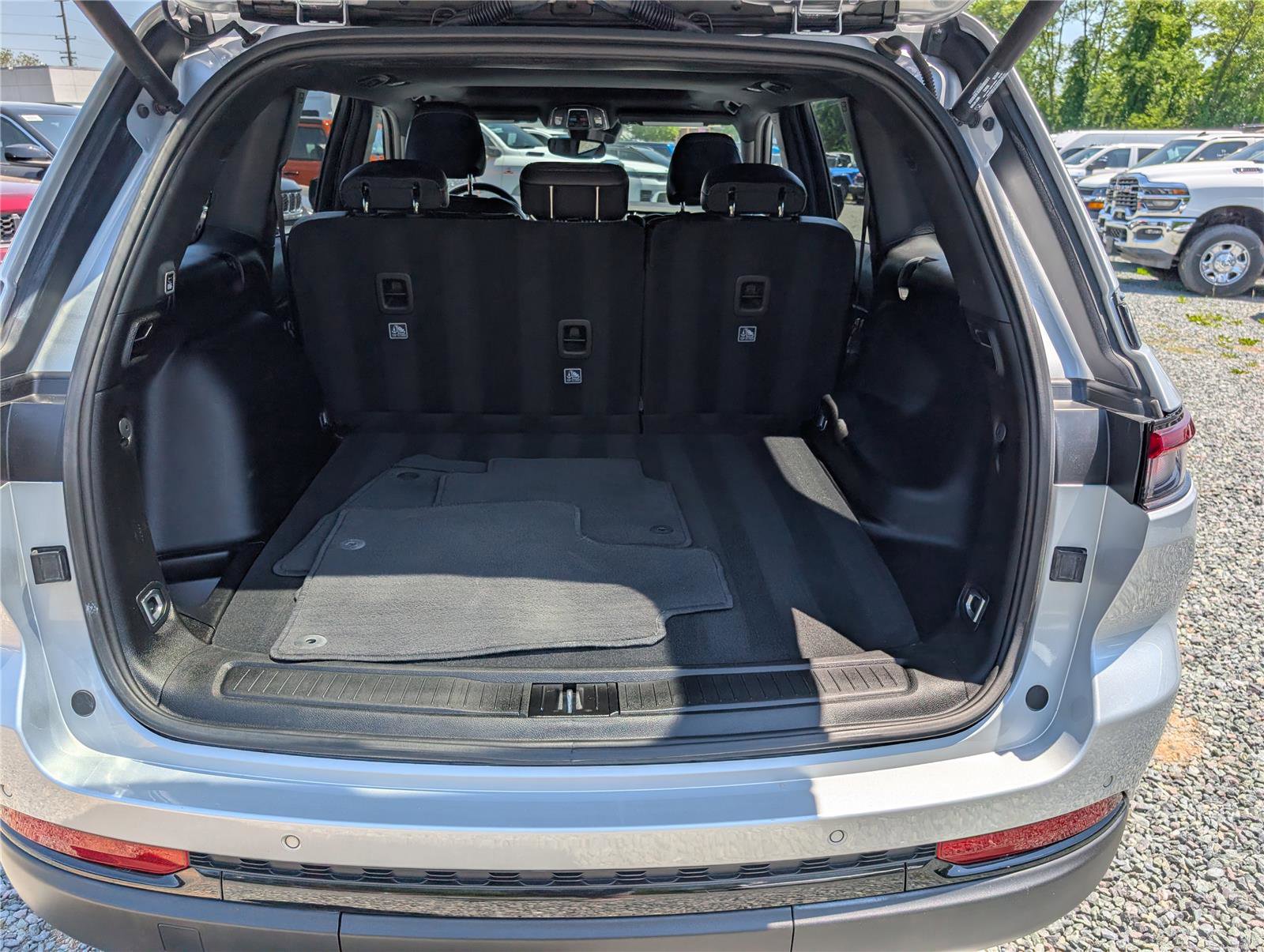 Used 2023 Jeep Grand Cherokee Altitude AWD/4WD image 12