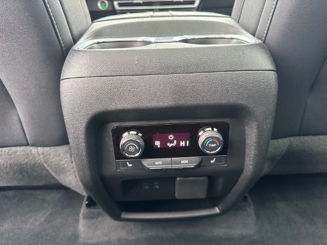 Used 2025 Chevrolet Traverse High Country AWD/4WD image 16