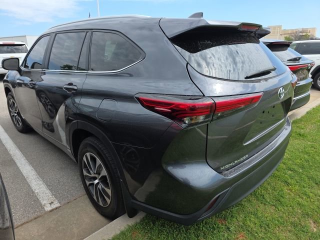 Used 2023 Toyota Highlander XLE AWD/4WD image 3