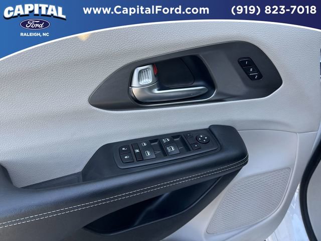 Used 2024 Chrysler Pacifica Touring-L image 20