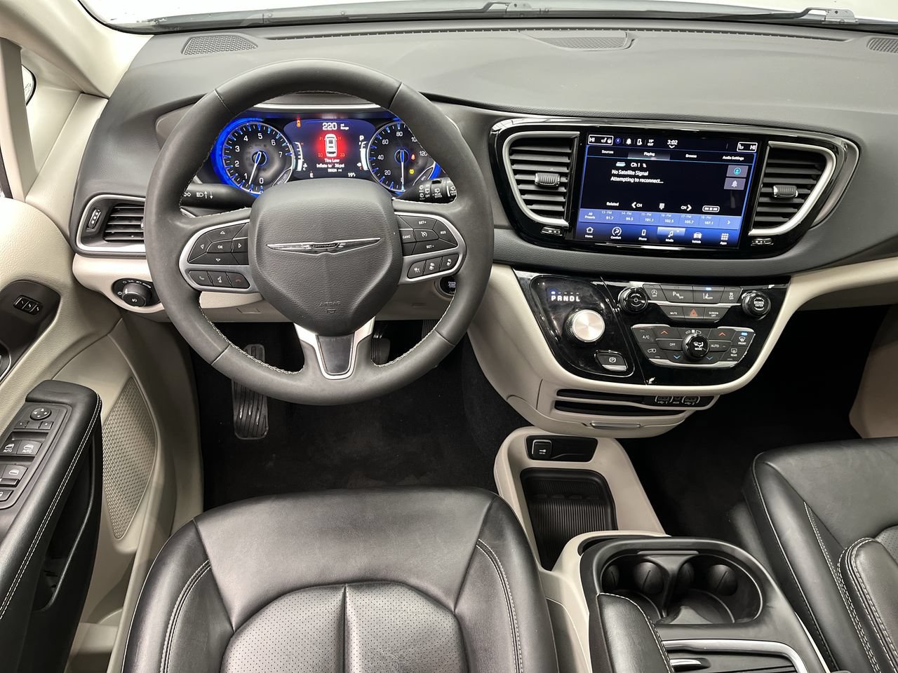 Used 2024 Chrysler Pacifica Touring-L FWD image 14