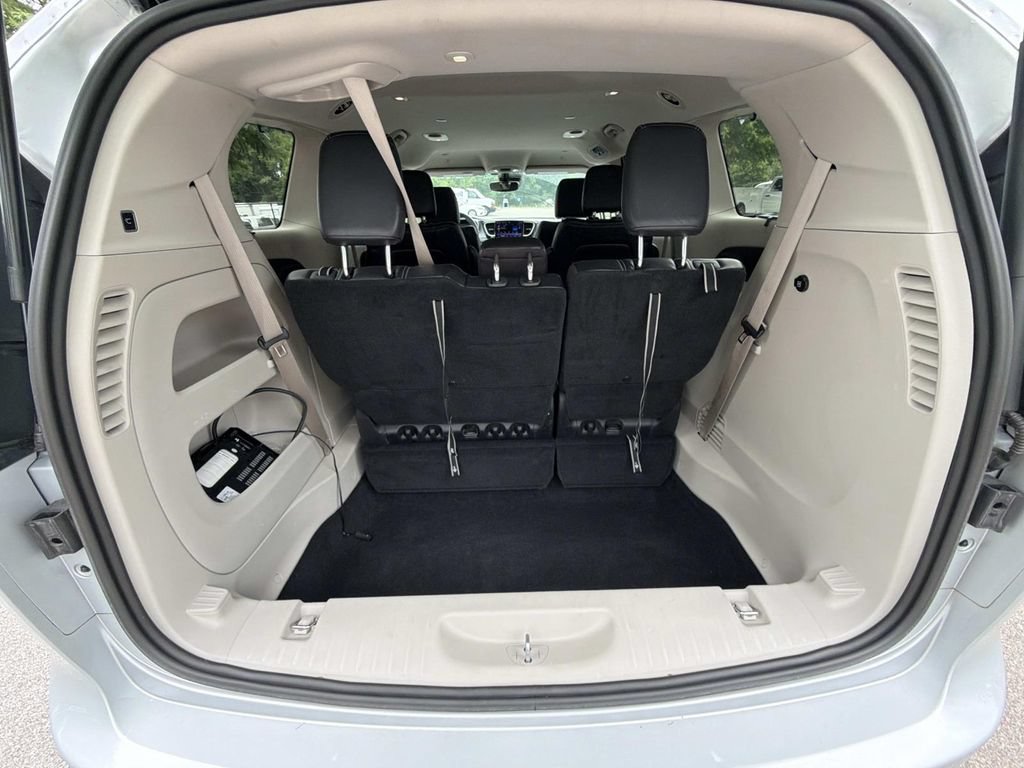 Used 2022 Chrysler Pacifica Touring-L FWD image 13