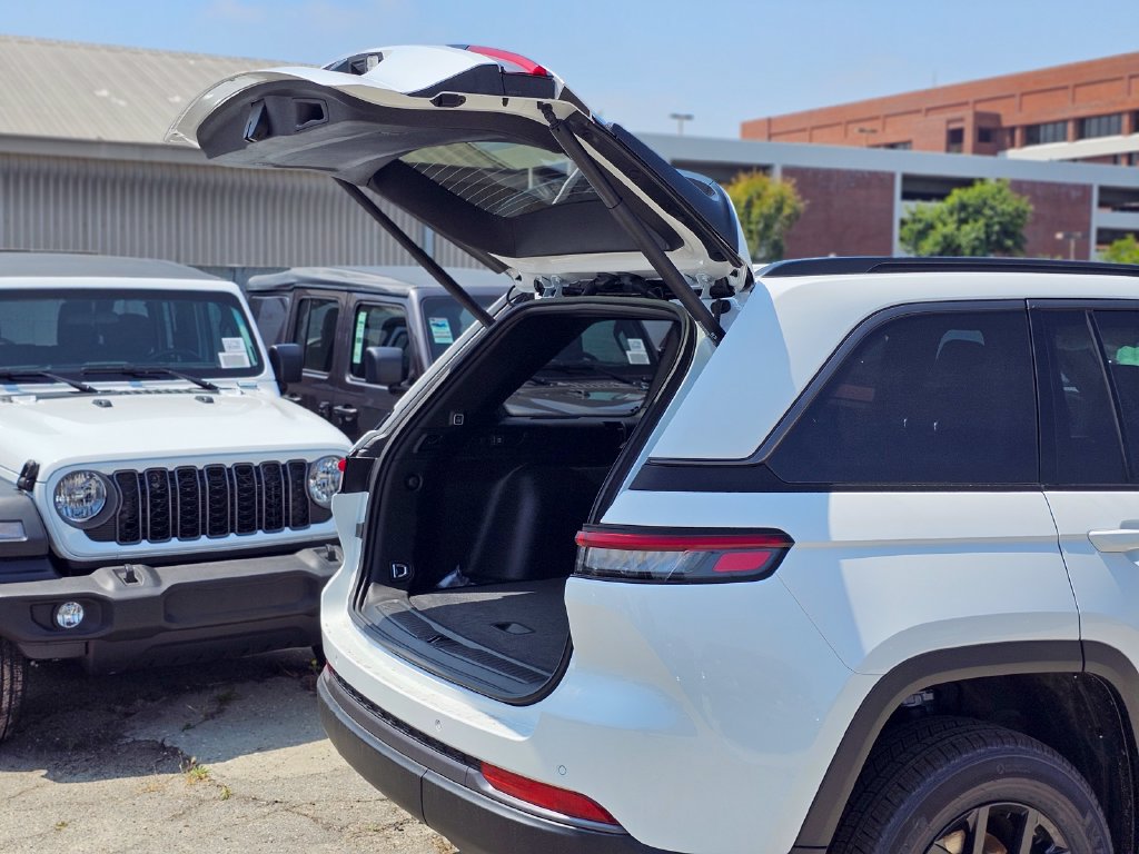 New 2026 Jeep Grand Cherokee Altitude RWD image 8