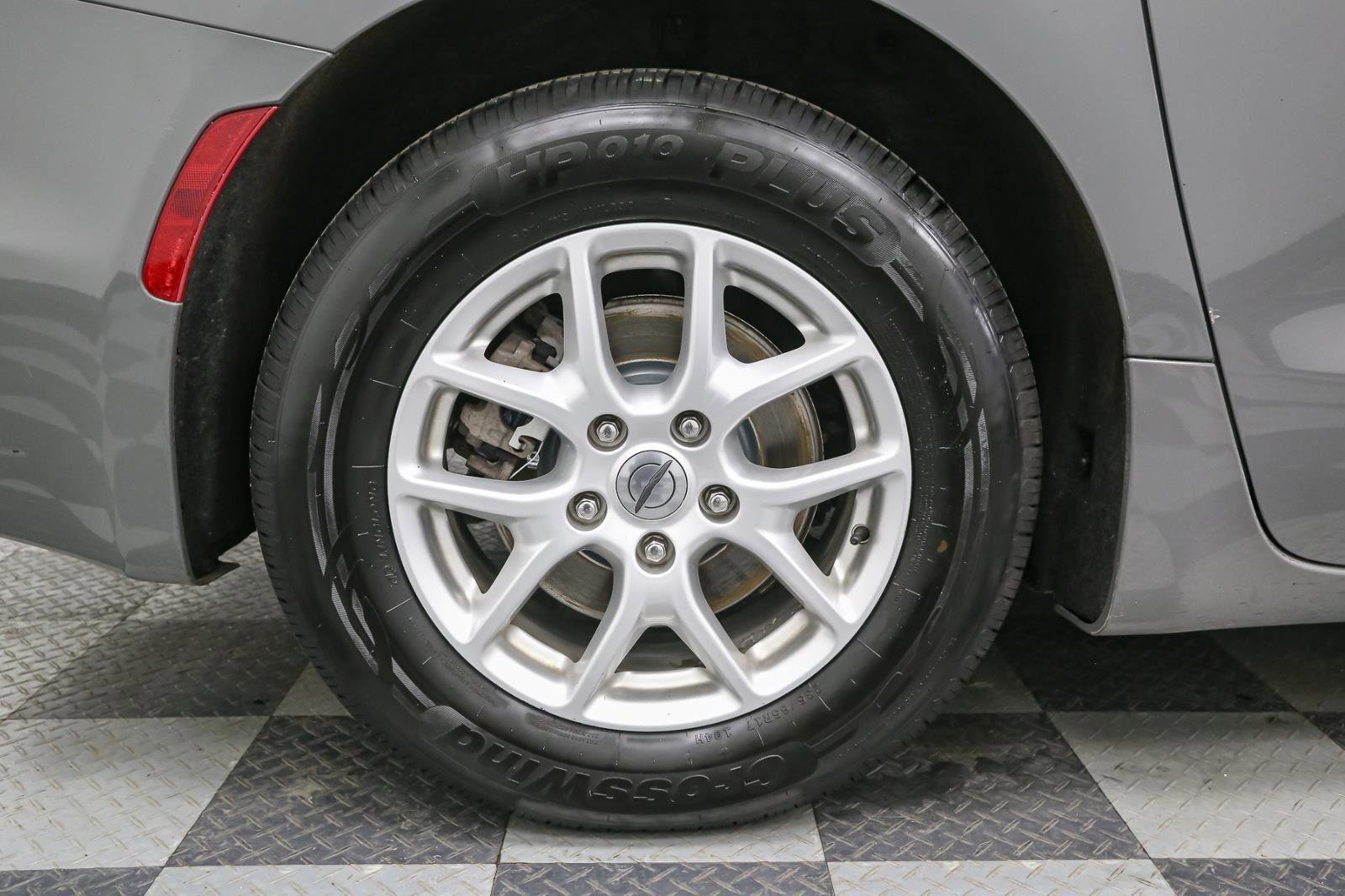 Used 2021 Chrysler Pacifica Touring-L image 17