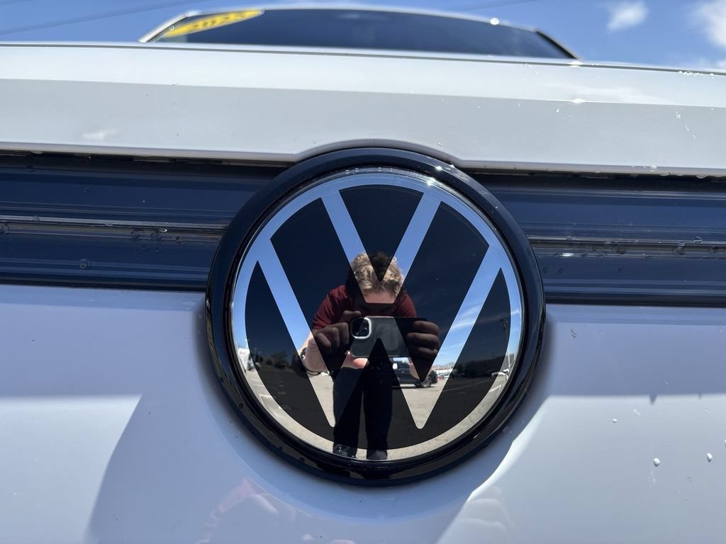 Used 2025 Volkswagen Tiguan SE AWD/4WD image 34