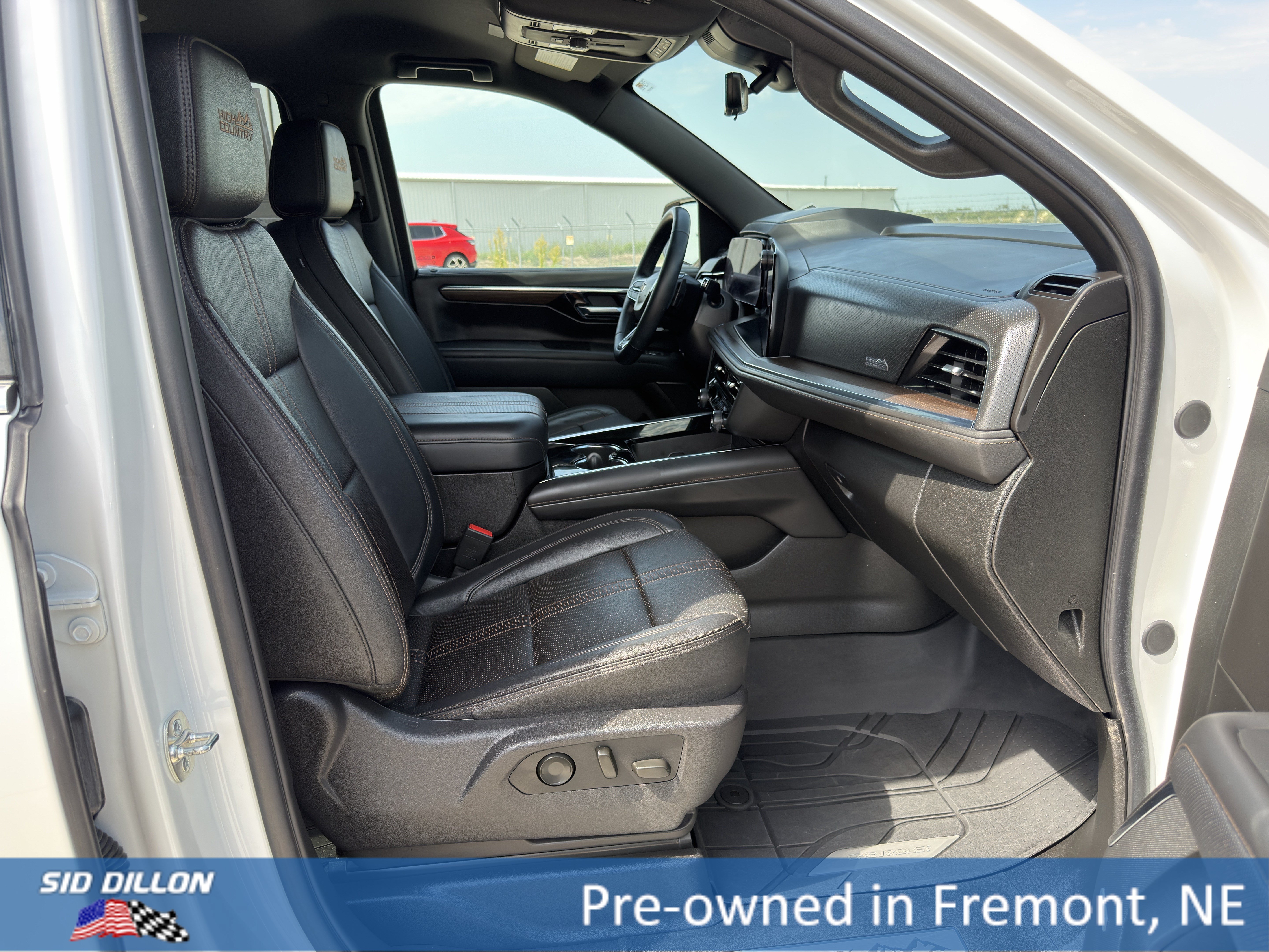 Certified 2025 Chevrolet Suburban High Country AWD/4WD image 16