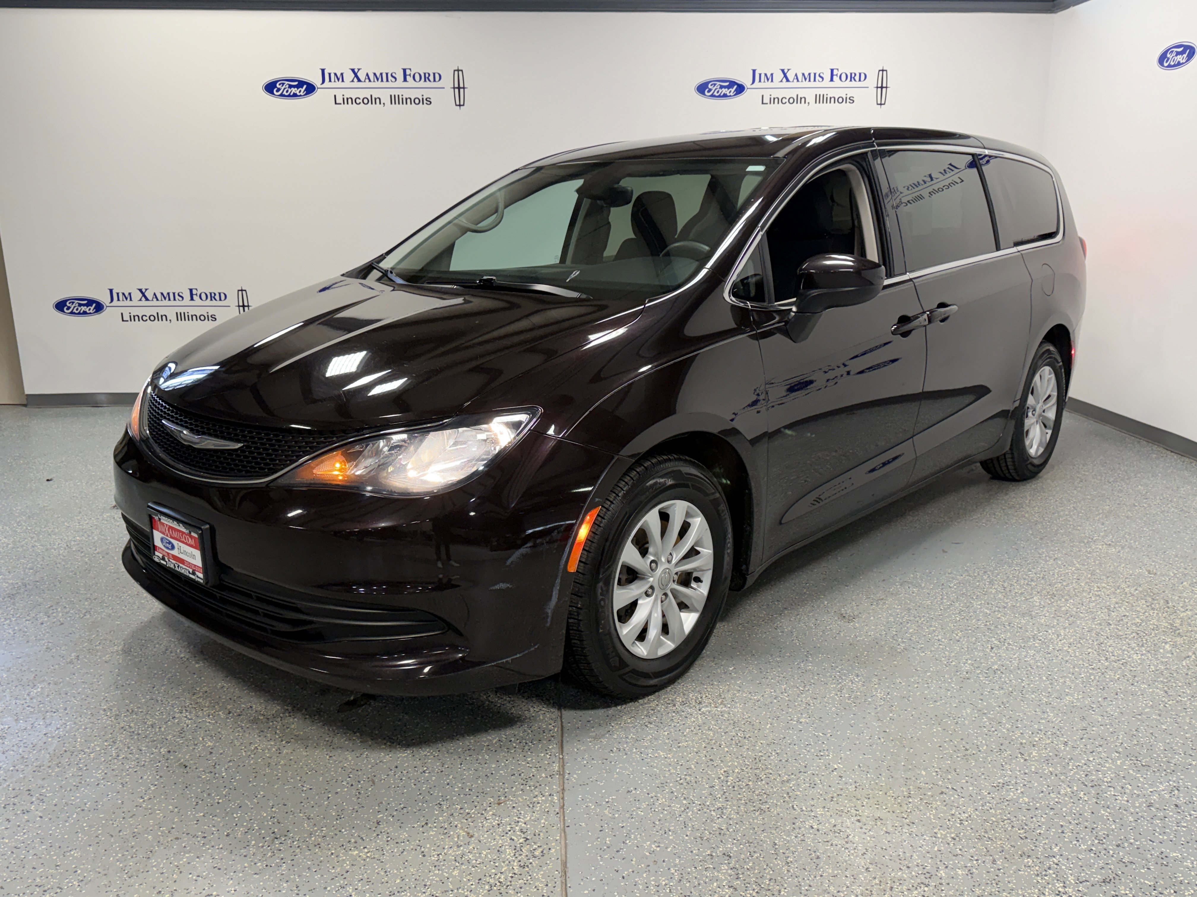 Used 2017 Chrysler Pacifica Touring w/ Tire & Wheel Group image 3