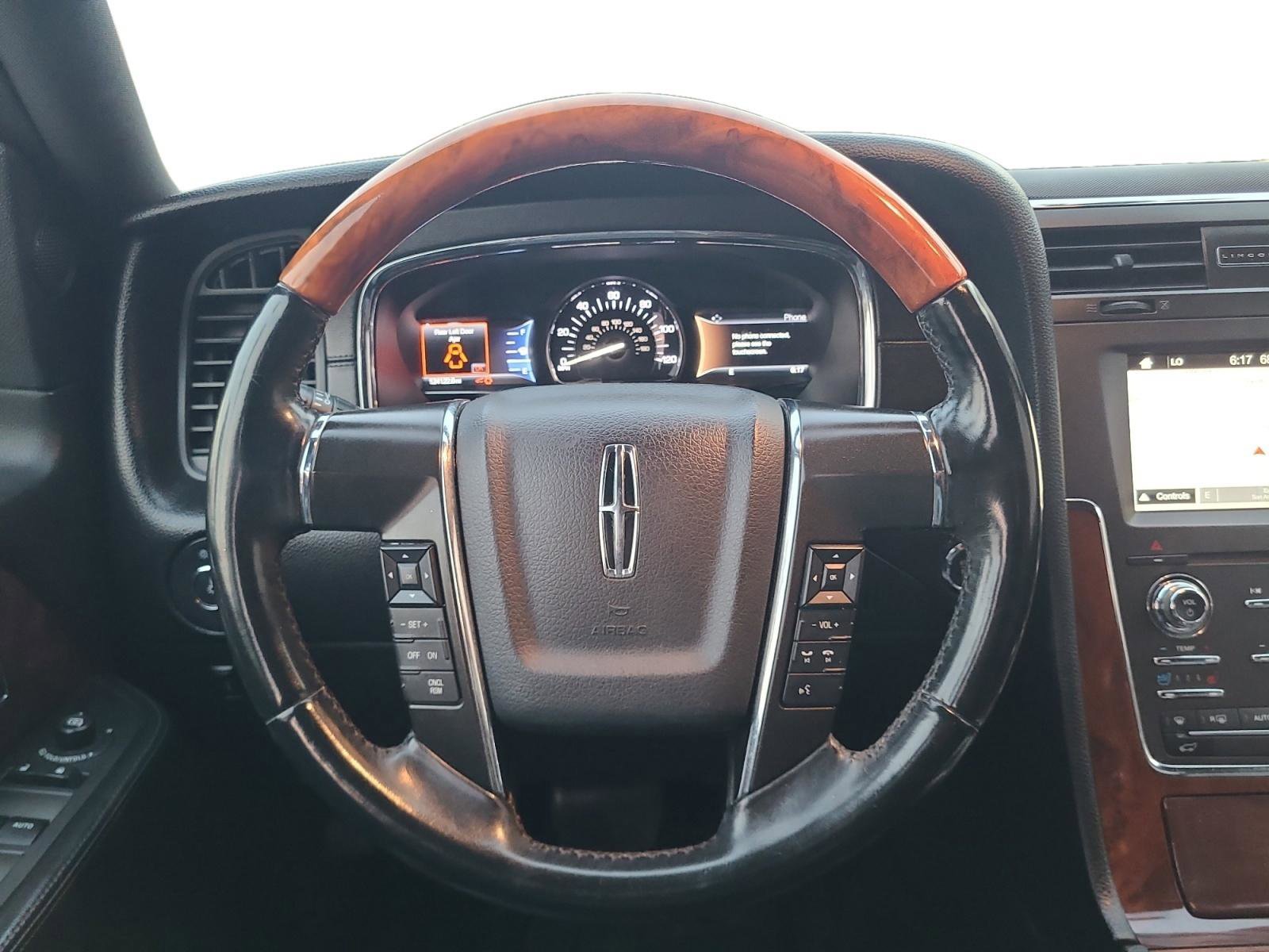 Used 2016 Lincoln Navigator Select image 12