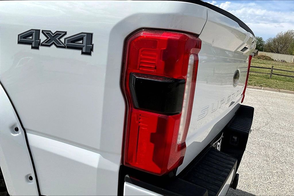 New 2026 Ford F250 Lariat w/ Black Appearance Package image 23