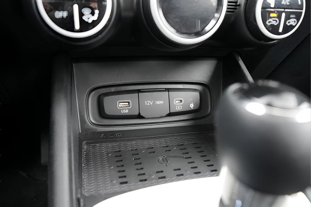 Certified 2023 Hyundai Venue Limited FWD image 29