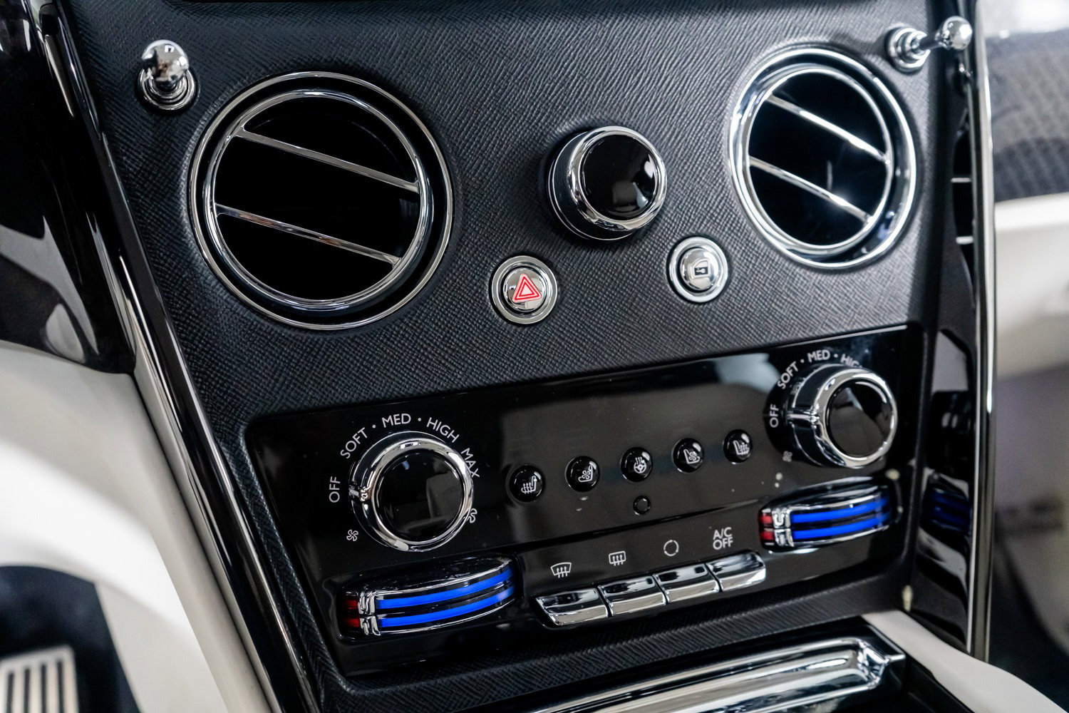 Used 2023 Rolls-Royce Cullinan Black Badge image 98