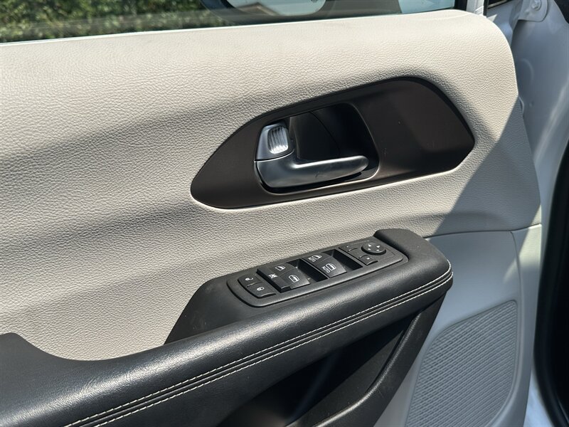 Used 2022 Chrysler Voyager LX FWD image 46