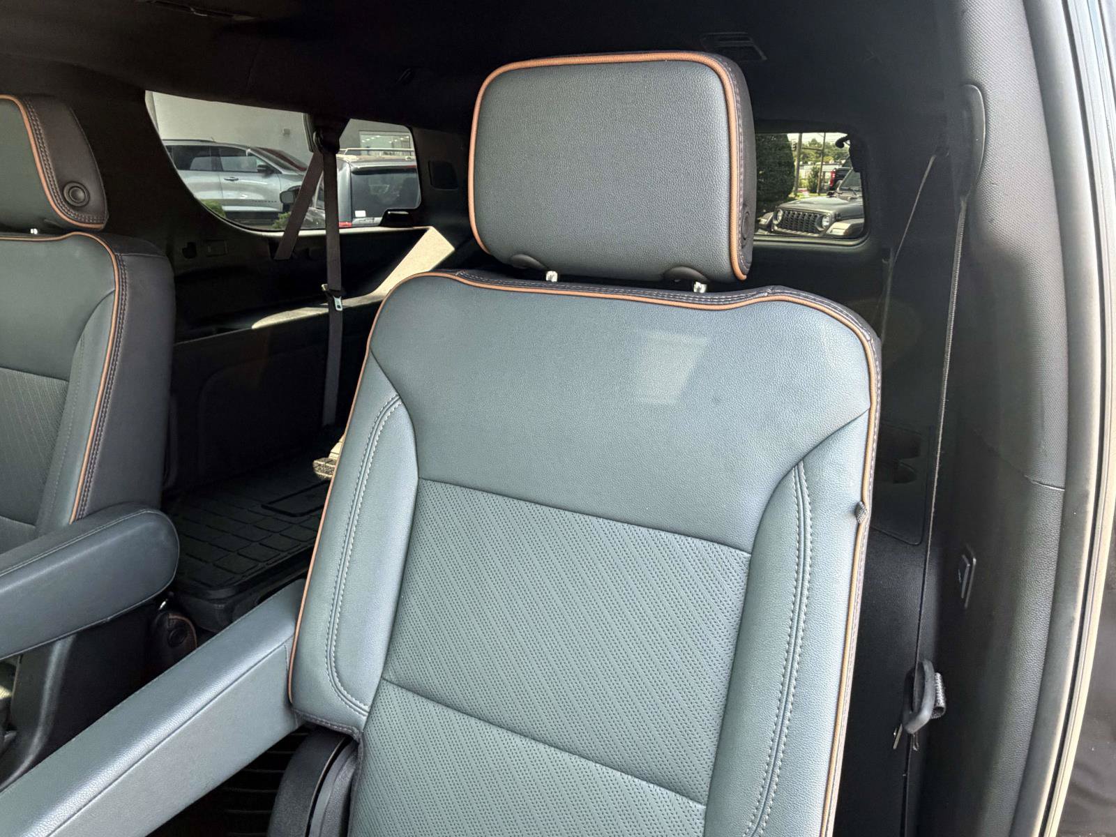 Used 2025 GMC Yukon XL AT4 w/ AT4 Premium Package AWD/4WD image 30
