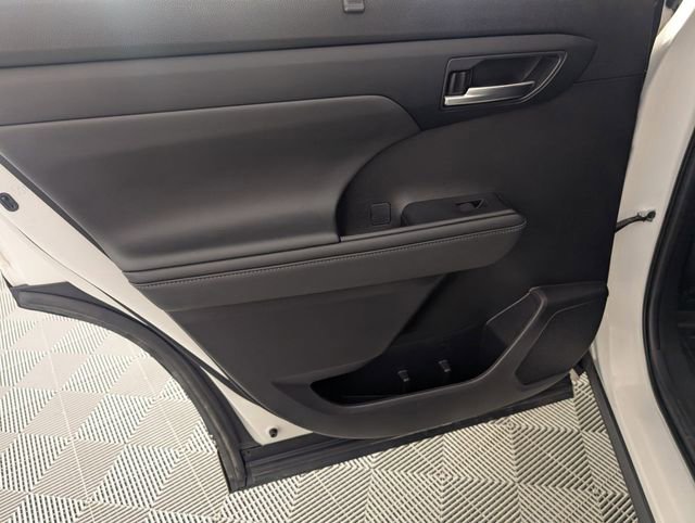 Used 2021 Toyota Highlander XLE image 29