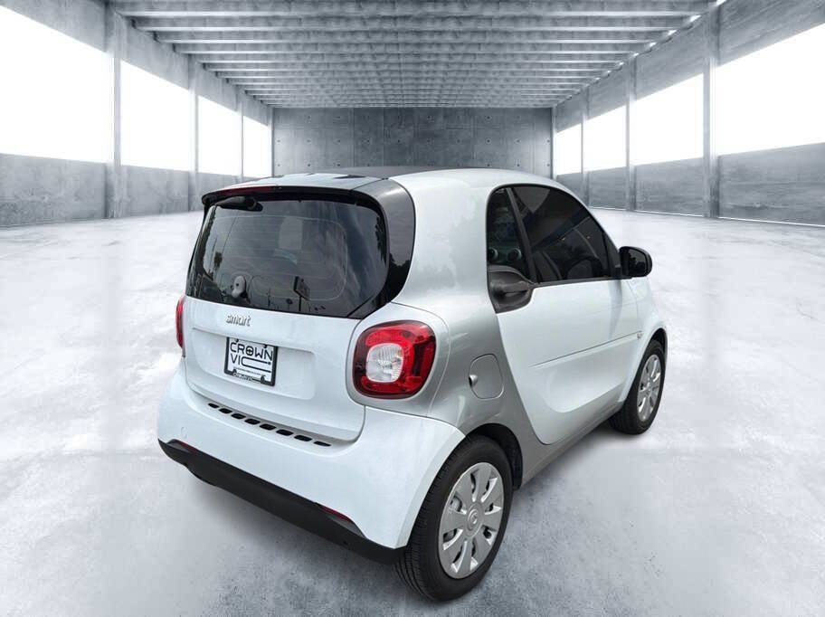 Used 2016 smart fortwo passion RWD image 3
