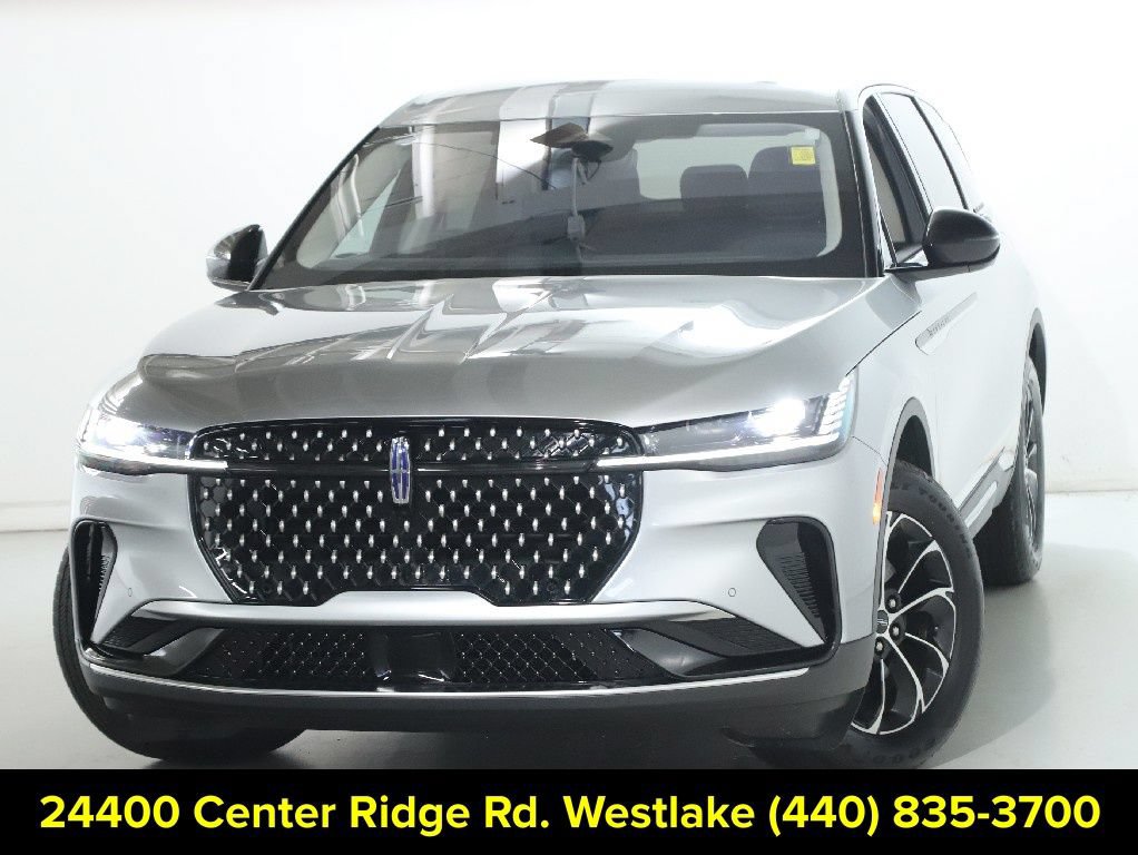 Used 2025 Lincoln Nautilus Premier AWD/4WD image 3