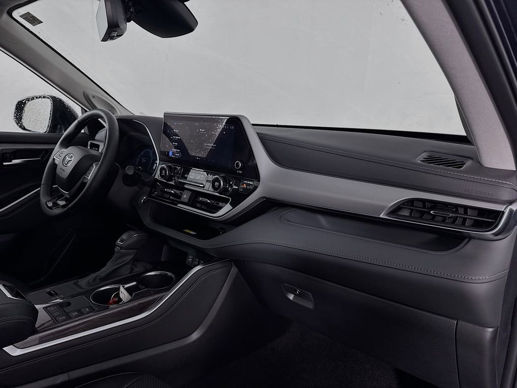 Used 2025 Toyota Highlander Platinum image 32