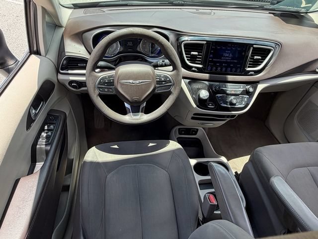 Used 2017 Chrysler Pacifica Touring w/ Tire & Wheel Group FWD image 8