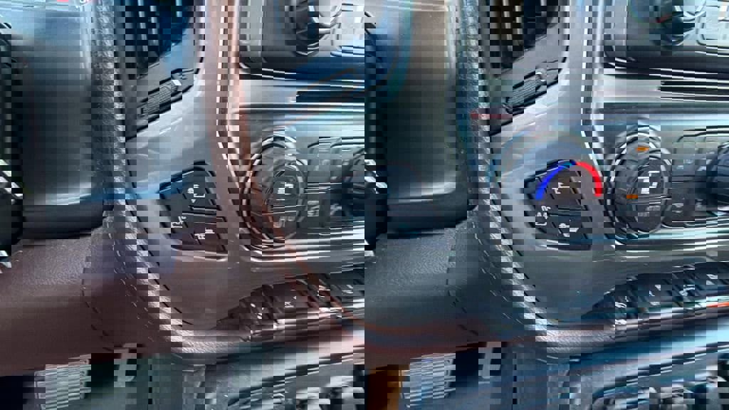 Used 2015 Chevrolet Silverado 1500 High Country w/ High Country Premium Package image 28