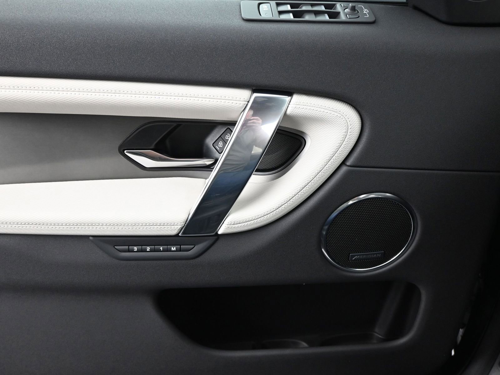 New 2025 Land Rover Discovery Sport Dynamic SE image 12