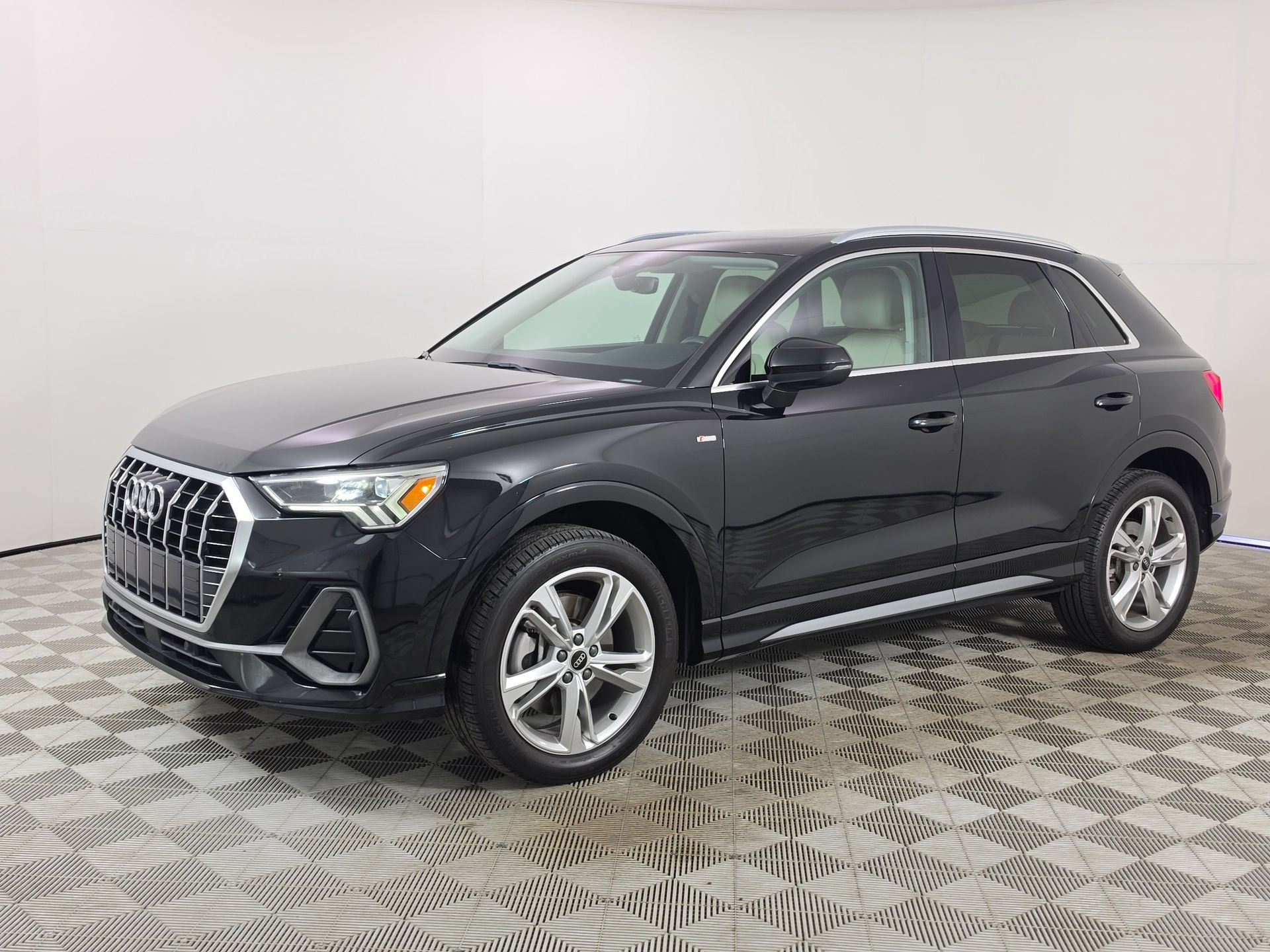 Certified 2022 Audi Q3 2.0T Premium Plus w/ Premium Plus Package AWD/4WD image 3