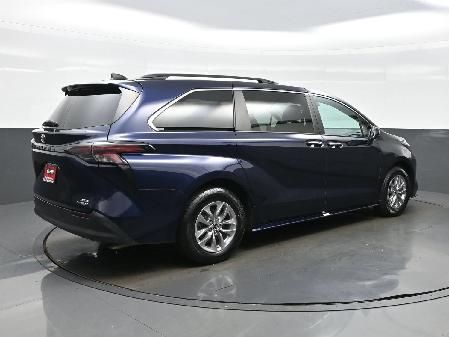 Used 2024 Toyota Sienna XLE FWD image 6