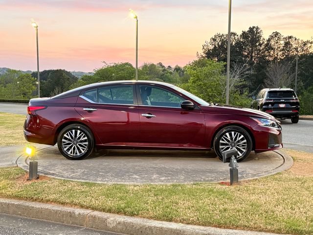 Used 2025 Nissan Altima 2.5 SV FWD image 8