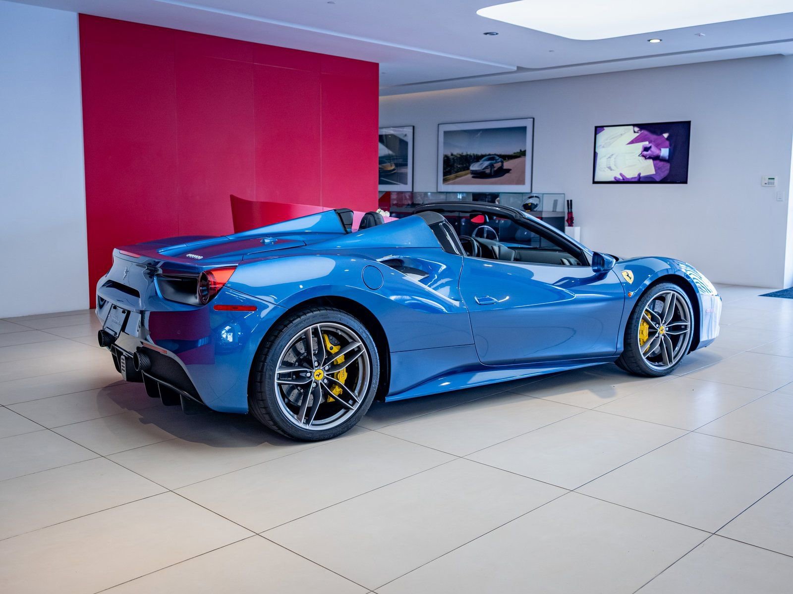 Used 2017 Ferrari 488 Spider image 6