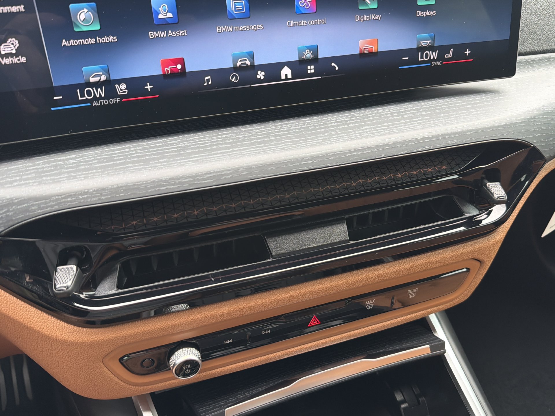 New 2026 BMW 330i Sedan w/ M Sport Package RWD image 32