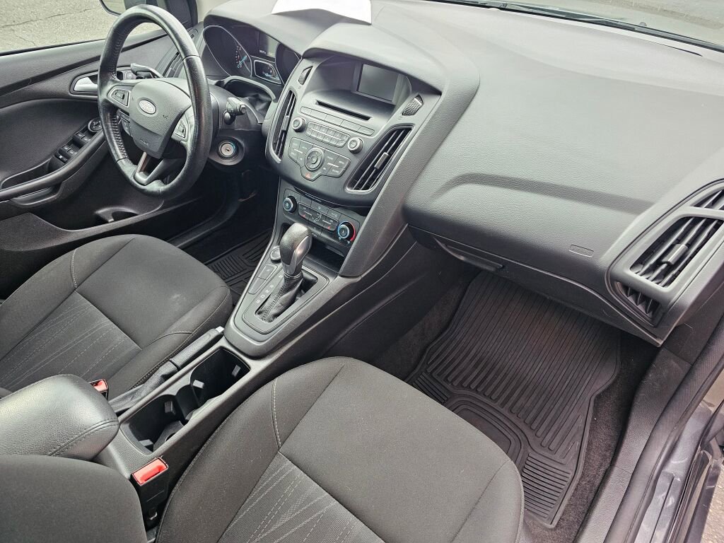 Used 2017 Ford Focus SE w/ SE Sport Package FWD image 10