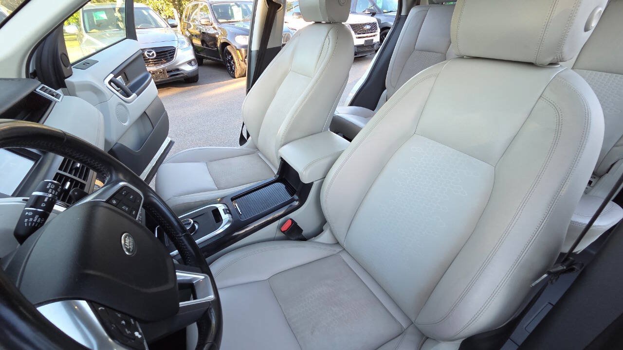 Used 2017 Land Rover Discovery Sport SE AWD/4WD image 31