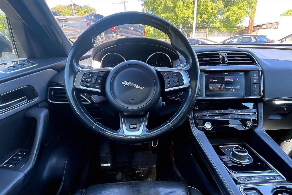 Used 2017 Jaguar F-PACE S AWD/4WD image 4